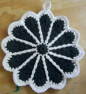 Scalloped Potholder Finished.B&W.jpg