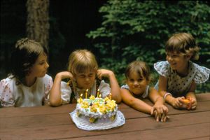 Jers03-002 jess birthday party 1975.web.jpg